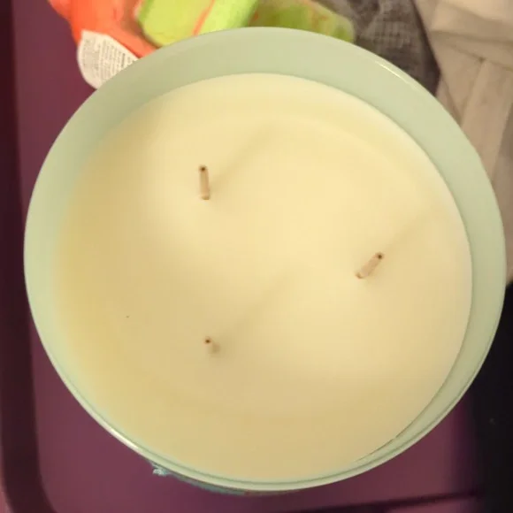 White barn candle - Picture 2 of 4